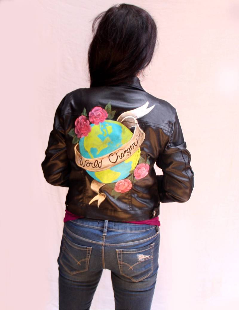 Handbemalte Gewachste Jeansjacke - World Cutler Handbemalte Gewachste Jeansjacke - World Cutler von EmeraldeEnterprises