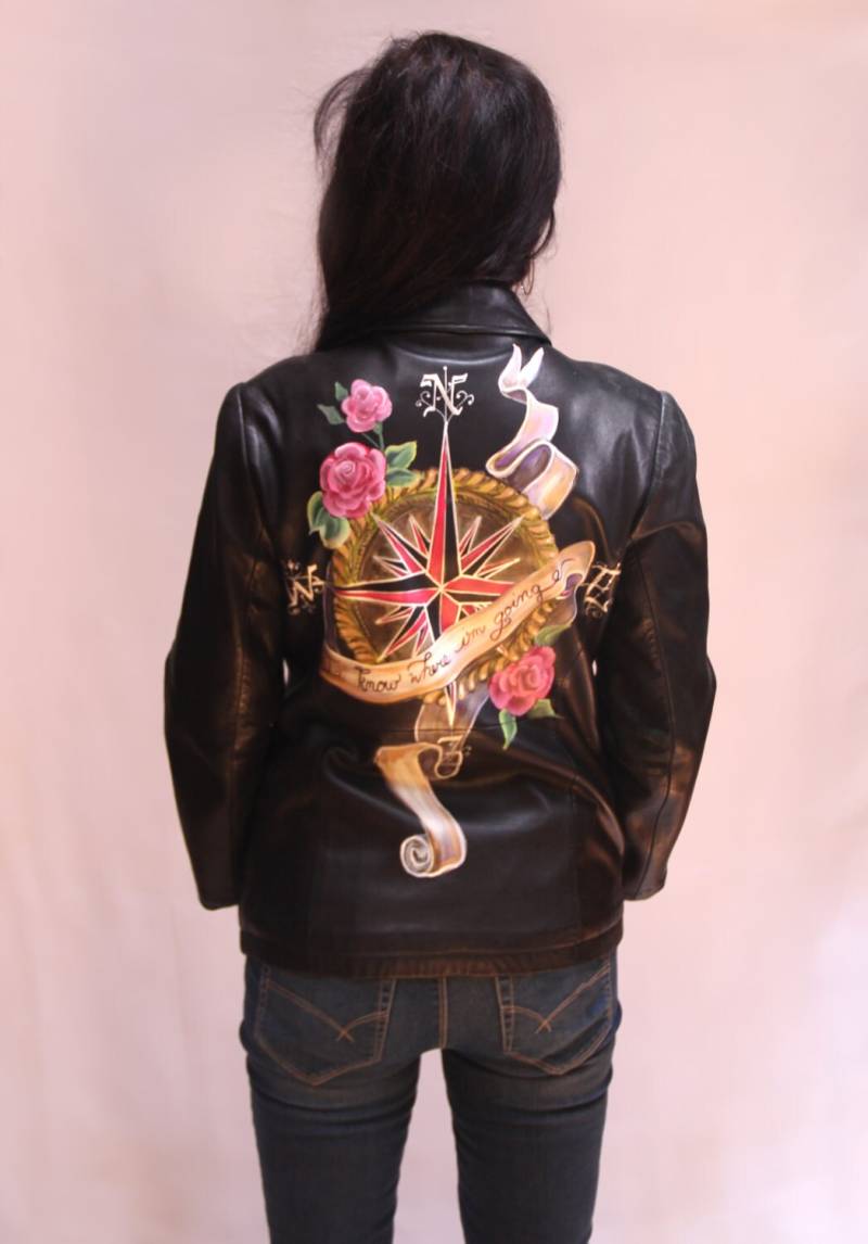 Handbemalte Lederjacke - Ich Weiß Wo's Langgeht Handbemalte Lederjacke - Ich Weiß Wo's Langgeht von EmeraldeEnterprises