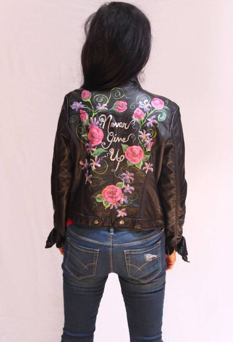Handbemalte Moto-Jacke Aus Veganem Leder - Never Give Up Handbemalte Moto-Jacke Aus Veganem Leder - Never Give Up von EmeraldeEnterprises