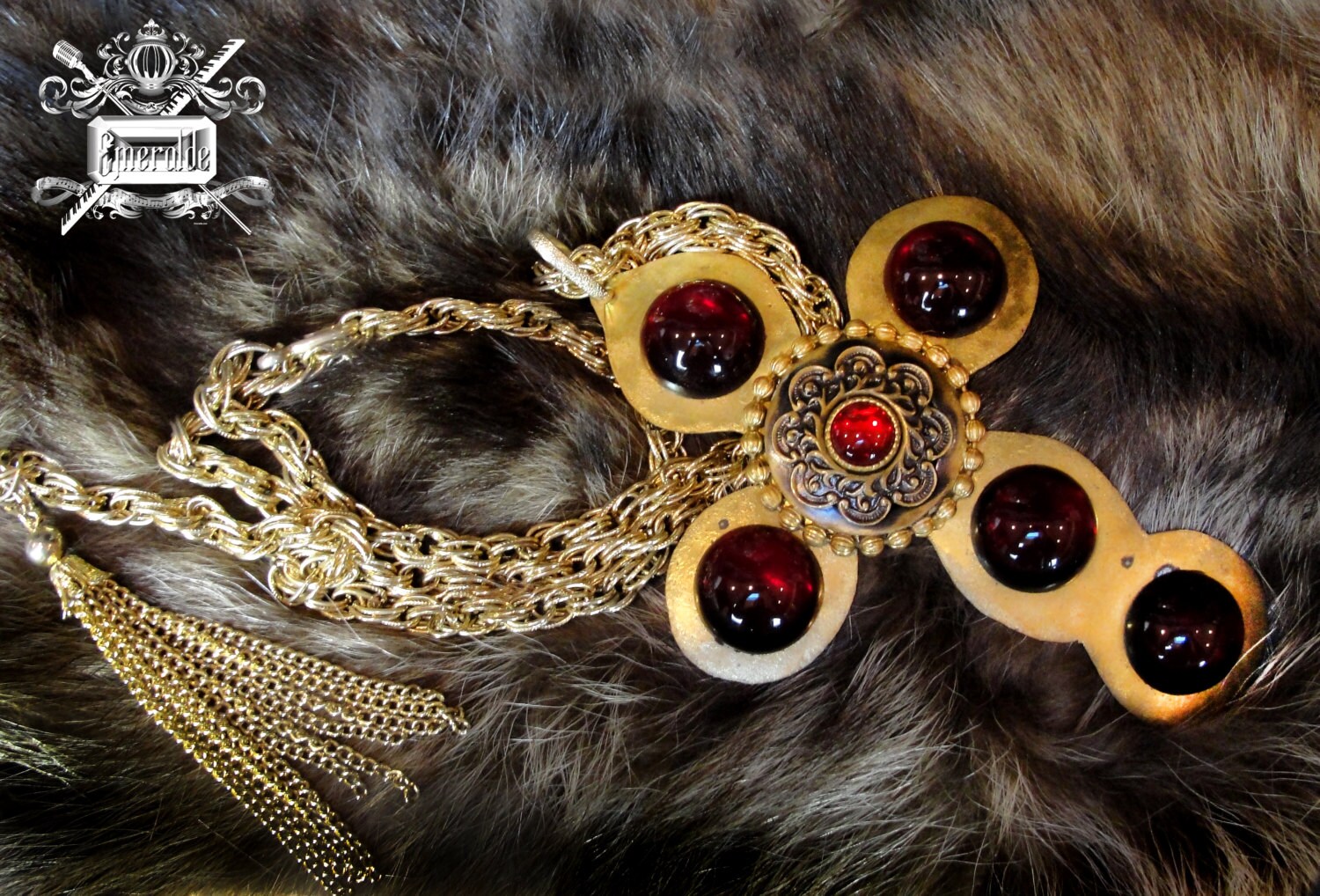 Mittelalterliche Kette Oder Gürtel Mit Roten Glascabochons. Gehämmertes Messing. 15 cm Lang Mittelalterliche Kette Oder Gürtel Mit Roten Glascabochons. Gehämmertes Messing. 15 cm Lang von EmeraldeEnterprises