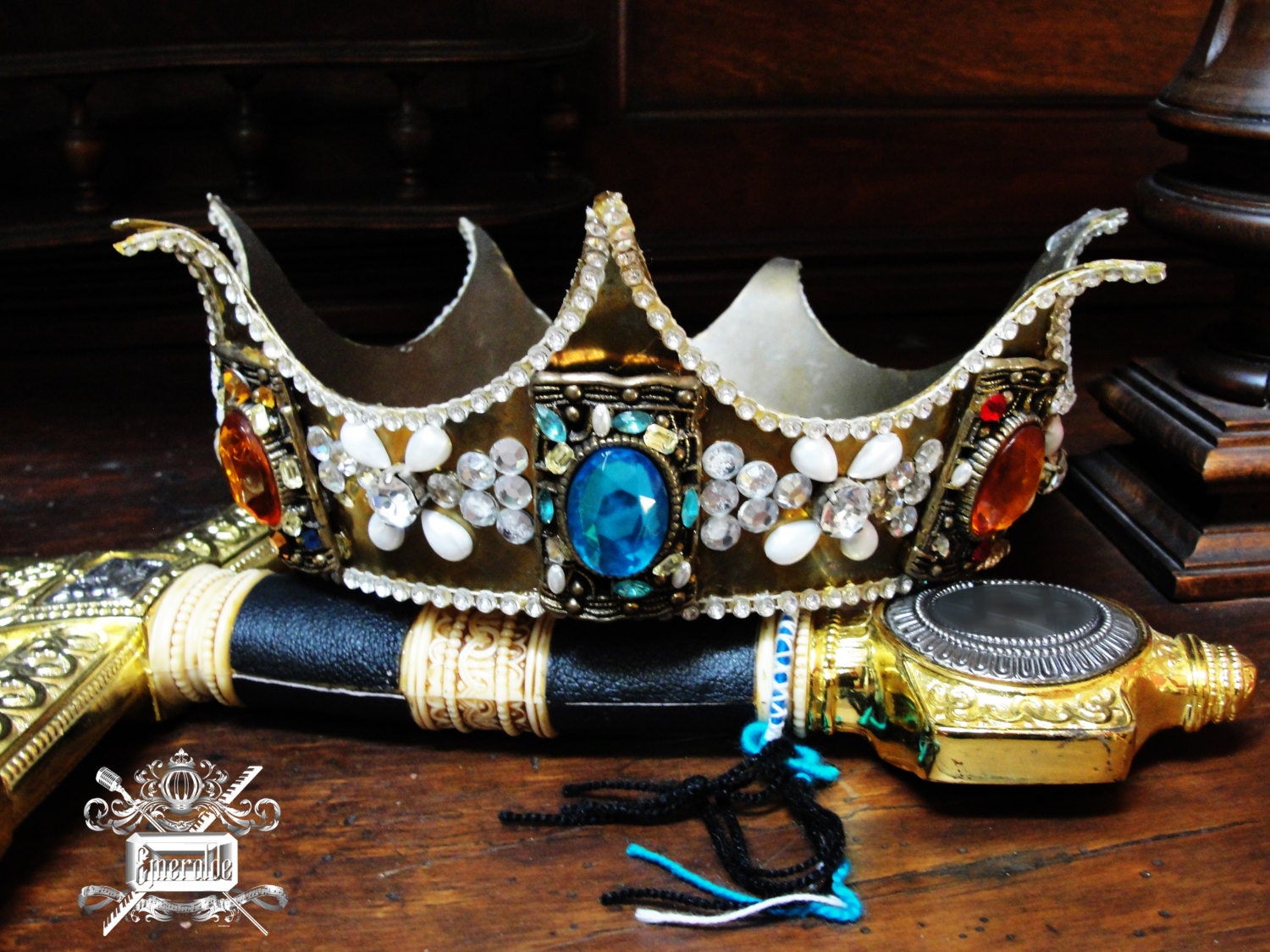 Mittelalterliche Krone Mit Juwelen, Perlen Und Strass. Gehämmertes Messing. Handgemacht Mittelalterliche Krone Mit Juwelen, Perlen Und Strass. Gehämmertes Messing. Handgemacht von EmeraldeEnterprises