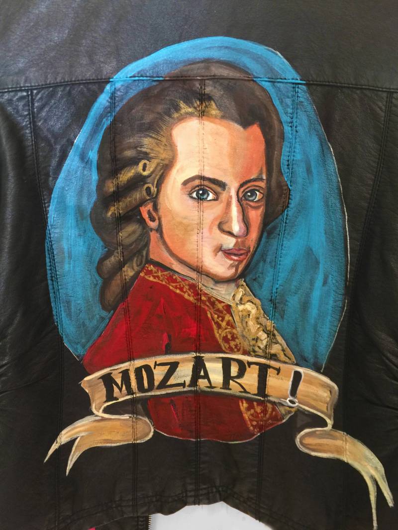 Verkauft Handbemalte Vegan Leder Moto Jacke - Mozart Classical Music Lover Verkauft Handbemalte Vegan Leder Moto Jacke - Mozart Classical Music Lover von EmeraldeEnterprises