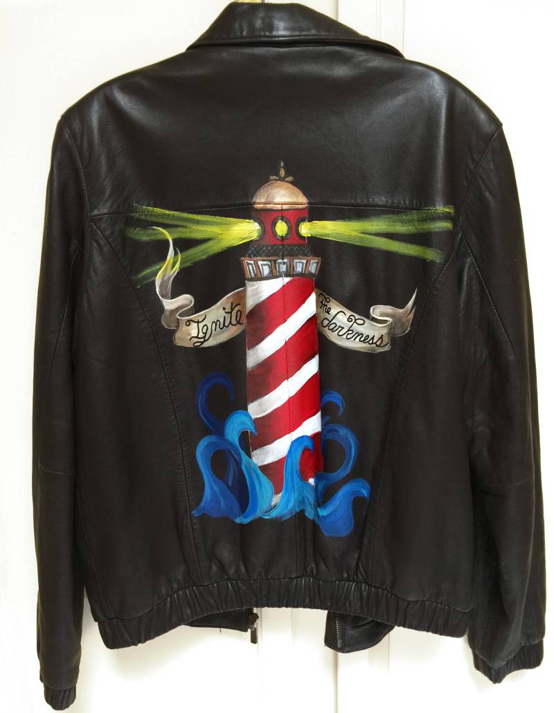 Verkauft Von Hand Bemalt Moto Lederjacke - Entzünden Leuchtturm, Meer, Die Dunkelheit Bomberjacke Verkauft Von Hand Bemalt Moto Lederjacke - Entzünden Leuchtturm, Meer, Die Dunkelheit Bomberjacke von EmeraldeEnterprises
