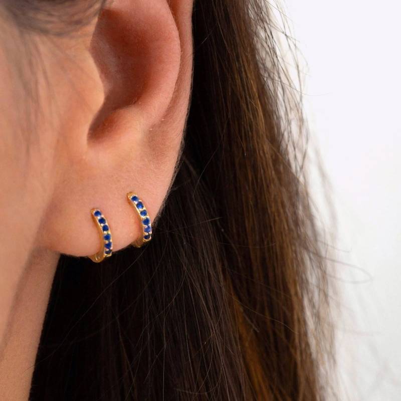 Blaue Saphir Huggie Ohrringe - Creolen Ear Hugger Mini Gold Kleine von EmeryStudioJewelry