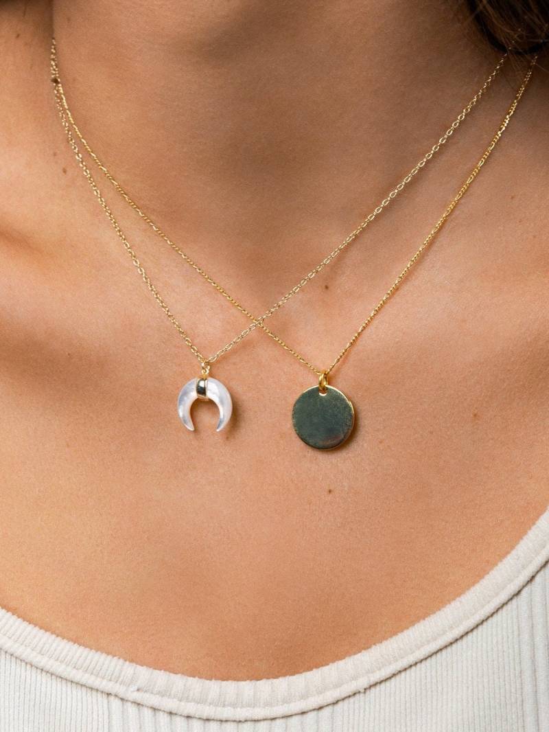 Goldene Horn Halskette - Mond Perlmutt Weiße Mondsichel Gold Layering von EmeryStudioJewelry