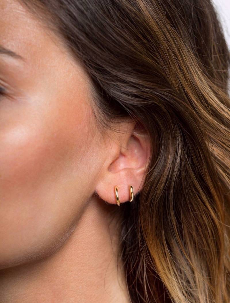 Kleine Einfache Huggie Ohrringe - Gold Hoop Zierliche Hoops Creolen von EmeryStudioJewelry