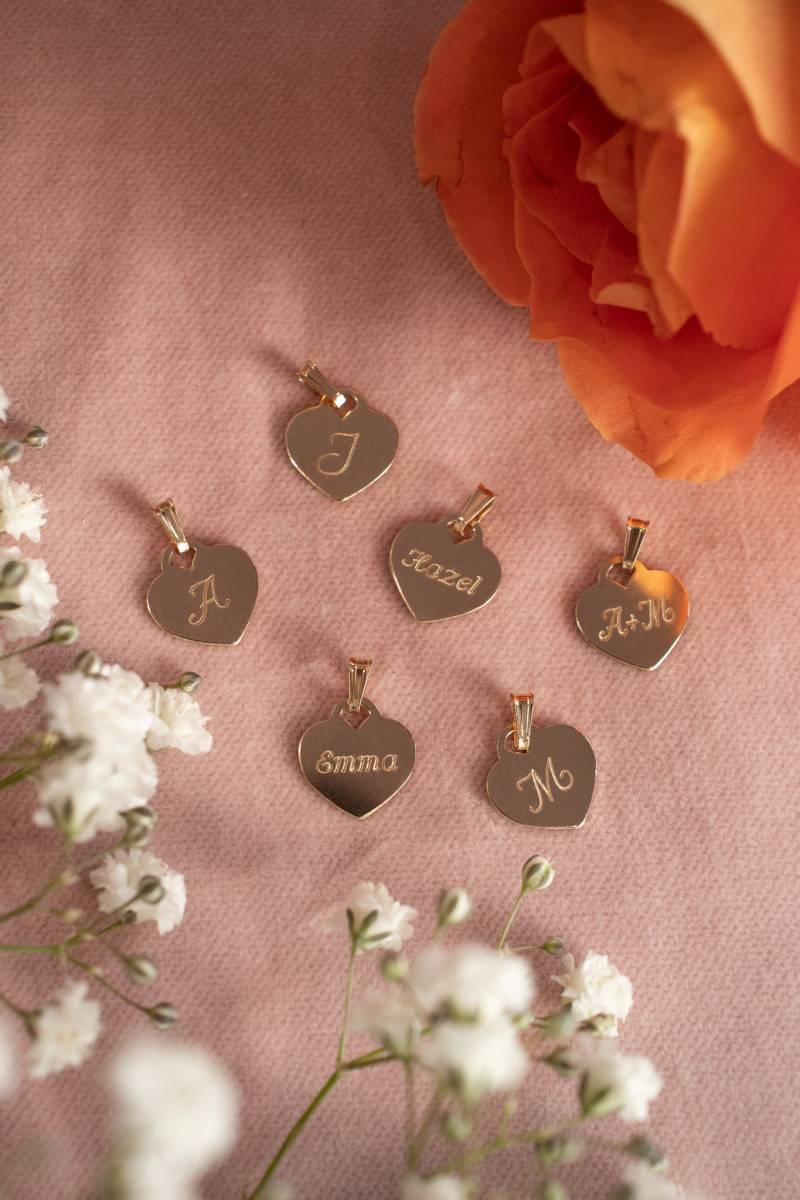 Gravierte Name Herz Charm | Benutzerdefinierte Buchstabe Charms Personalisiertes Geschenk Für Sie Jubiläumsgeschenk Monogramm Anhänger von EmeryandOpal