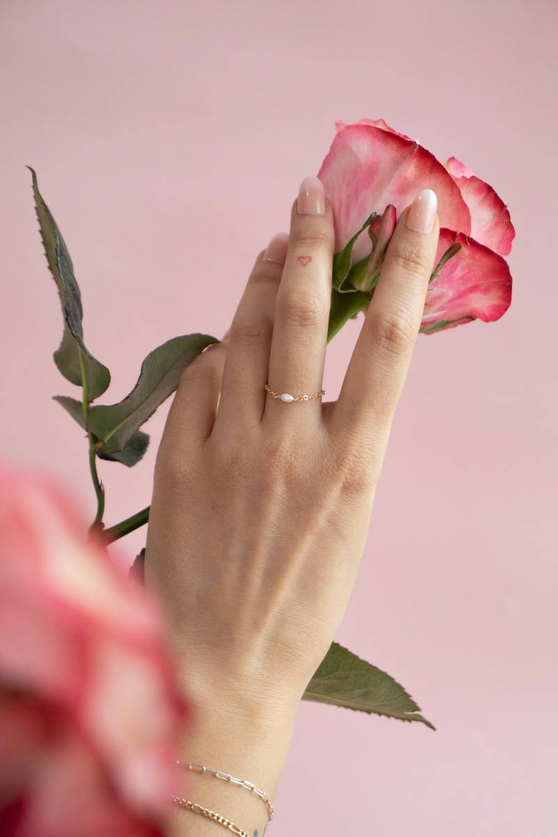 Perlen Kettenring | Einfache Gold Filled Oder Sterling Silber Ring Stapel Geschenk Für Mama Schwester Perlenschmuck von EmeryandOpal