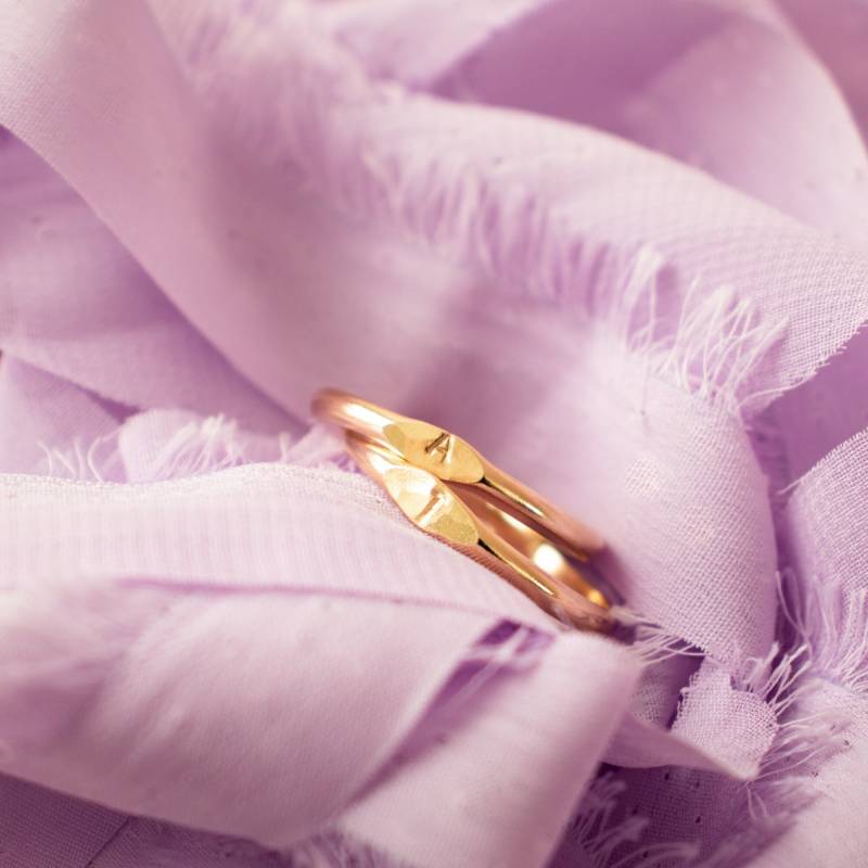 Winziger Initialring | Buchstabenring Wasserdicht Ring Mom Geschenk Personalisierter Stapelring Vergoldeter von EmeryandOpal