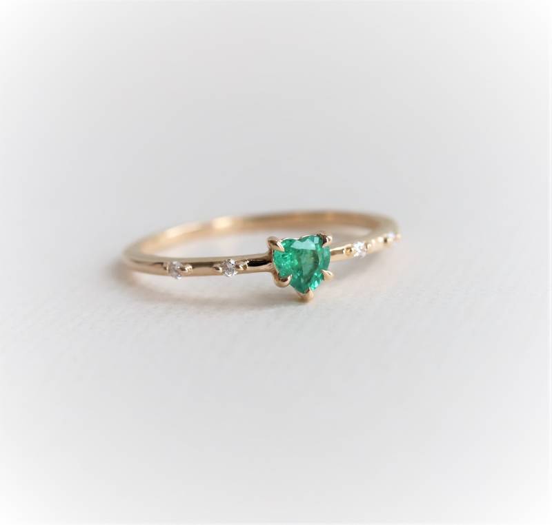 Polarlichter | 4 Mm Herz Smaragd Und Diamant Akzentring Facettierter Ring Runder Verlobungsring von EmiConnerJewelry