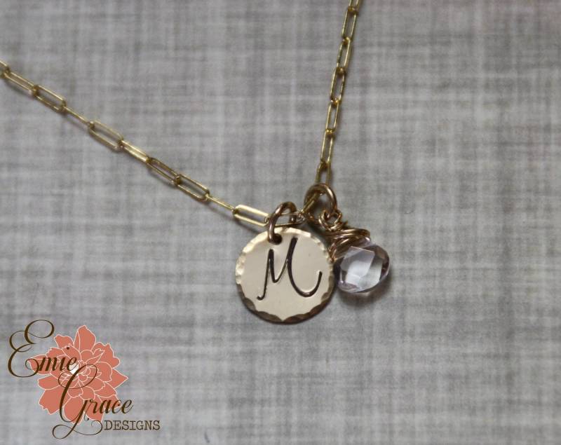 14K Gold Initial M Halskette, Gefüllte Skript Buchstabe Gestempelte Scheibe Und Bergkristall Edelstein - Versandfertig von EmieGraceDesigns