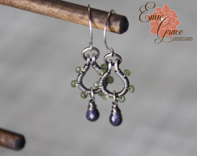 Blauer Saphir Und Grüner Peridot Mit Sterling Silber Chandelier Ohrringe, Gewickelte Creolen Edelstein Tropfen - Sofort Lieferbar von EmieGraceDesigns