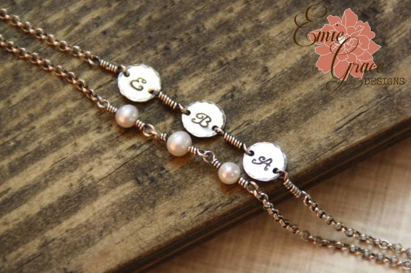 Mom Armband, Doppelstrang Handgestempelte Initialen, Sterling Silber Und Perlen, Mutter Armband von EmieGraceDesigns