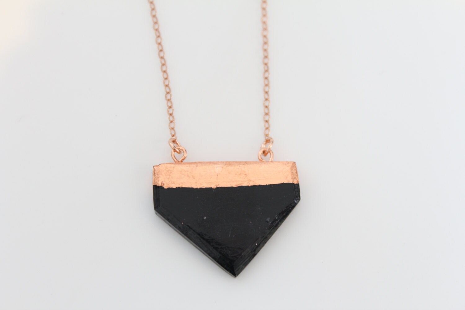 Schwarzer Pfeil Anhänger Roségold Filled Kette, Polymer Clay von EmiliaRossi