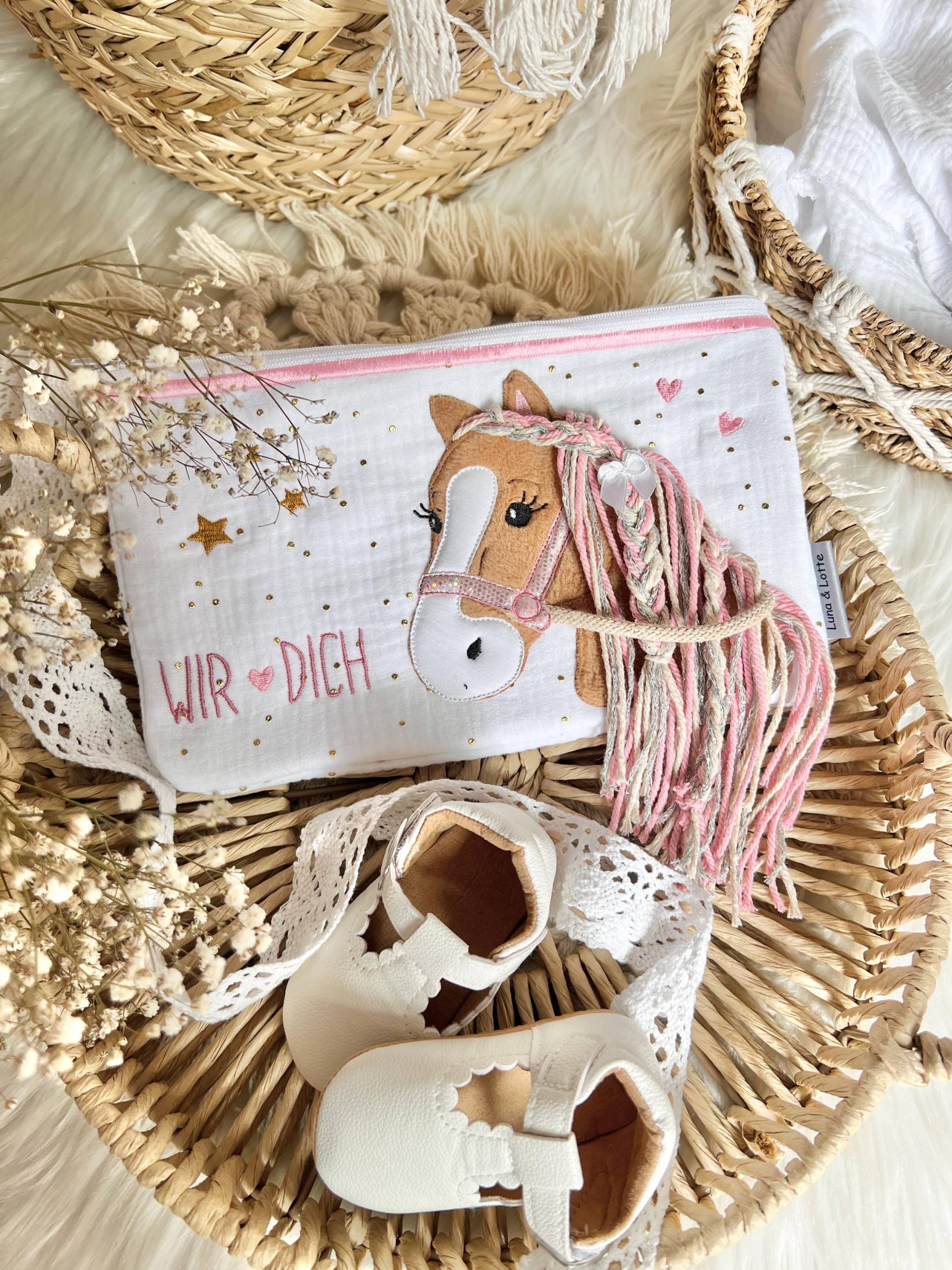 3D Pony Pferd Große Glitzer Kosmetiktasche Mäppchen Stiftemappe Wickeltasche Geschenkidee 3D Pony Pferd Große Glitzer Kosmetiktasche Mäppchen Stiftemappe Wickeltasche Geschenkidee von EmiliasTraumwerkstat