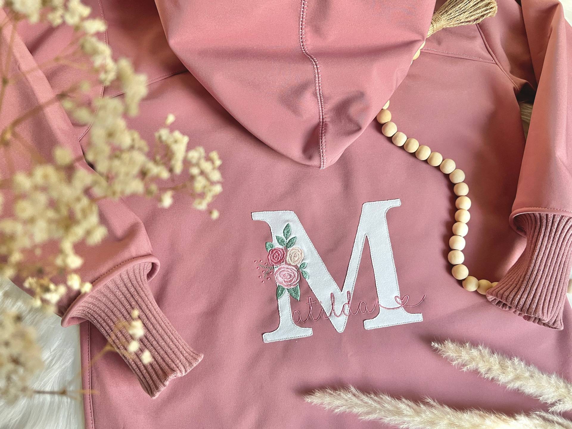 Buchstabe Blumen Hoodie Matschjacke Regenjacke Altrosa Softshell Buchstabe Blumen Hoodie Matschjacke Regenjacke Altrosa Softshell von EmiliasTraumwerkstat
