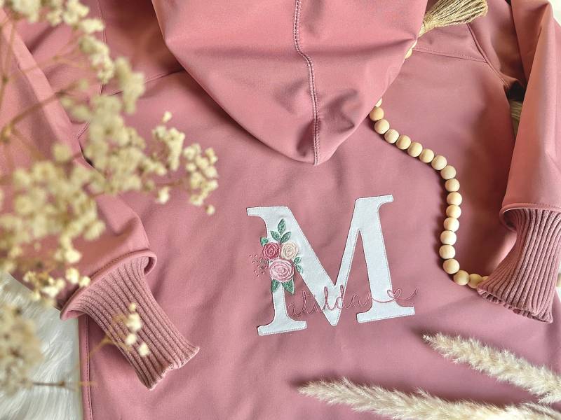 Buchstabe Blumen Hoodie Matschjacke Regenjacke Altrosa Softshell Buchstabe Blumen Hoodie Matschjacke Regenjacke Altrosa Softshell von EmiliasTraumwerkstat