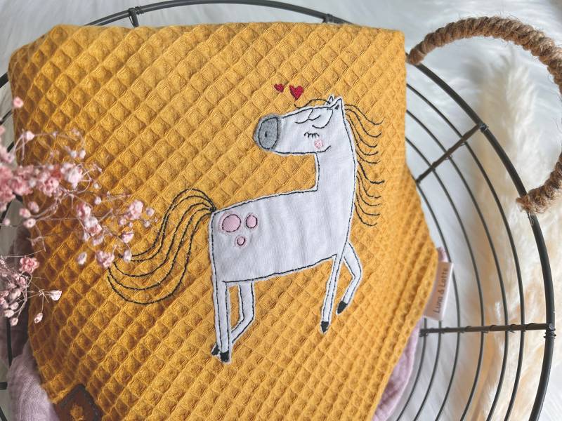 Halstuch Pferd Einhorn Waffelpique Senf Oder Altrosa Besticktes Dreieckstuch von EmiliasTraumwerkstat