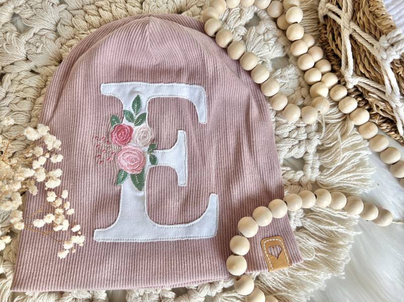Mädchen Beanie Altrosa Rippjersey Mit Buchstabe Blumen Personalisiert von EmiliasTraumwerkstat