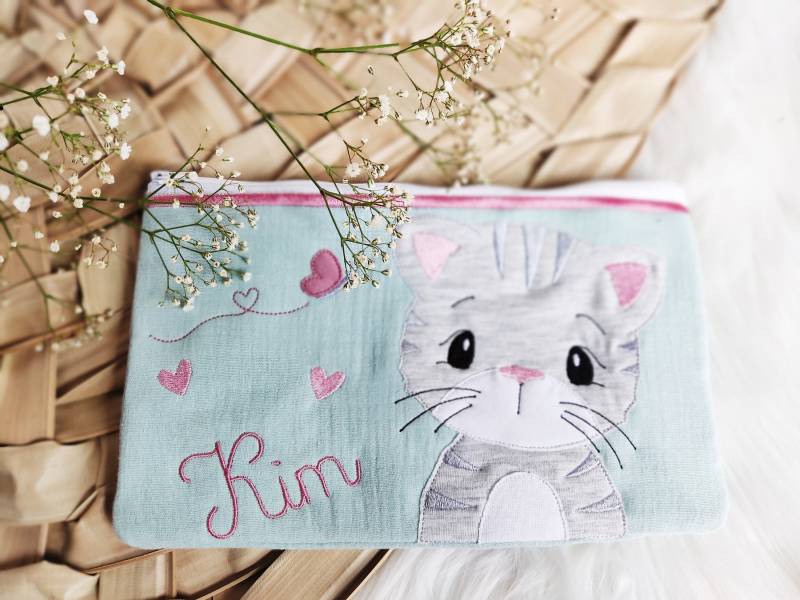 Musselin Katze Mimi Große Kosmetiktasche Kulturbeutel Zart Mint Farbwunsch Motivwunsch von EmiliasTraumwerkstat