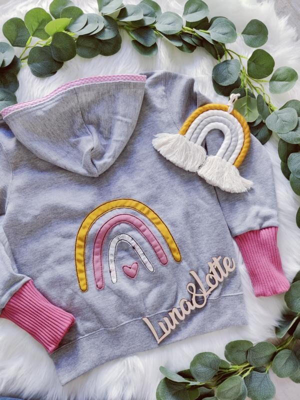 Regenbogen Rainbow Sweatjacke Hoodie Grau Altrosa Joggingjacke Jacke Regenbogenpulli Regenbogenhoodie 116 - 152 von EmiliasTraumwerkstat