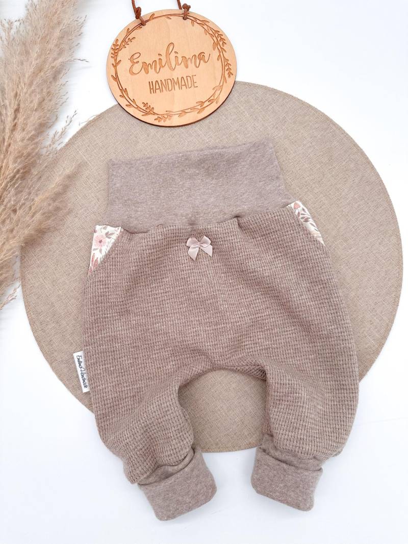 Baggypants Pumphose Baby Kleinkind Uni Sand Blümchen Mädchen Waffeljersey von EmilimaHandmade
