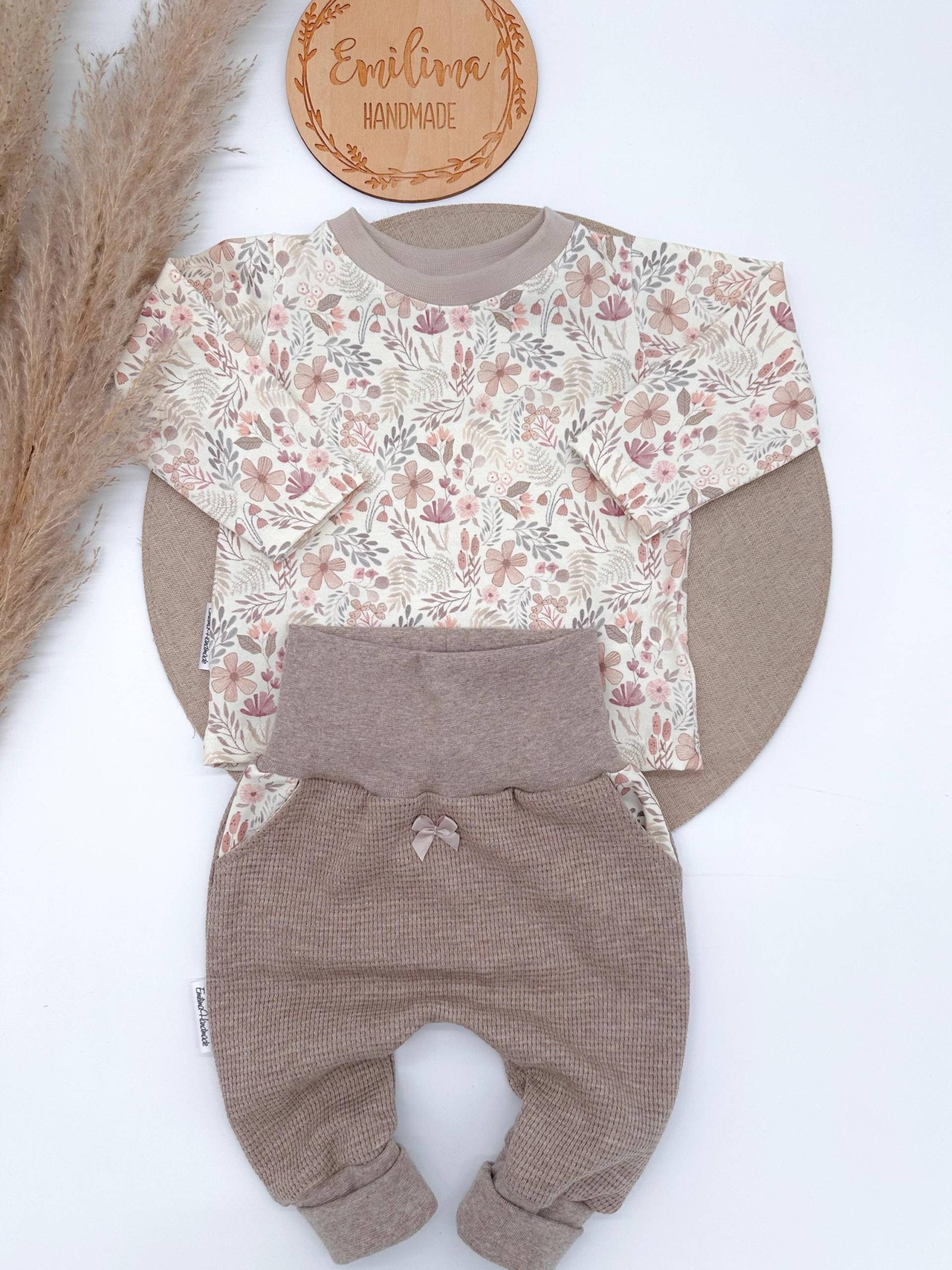 Limitiertes Baby Set | Aus Baggypants & Langarmshirt in Pastell - Naturtönen Mit Süßen Details von EmilimaHandmade