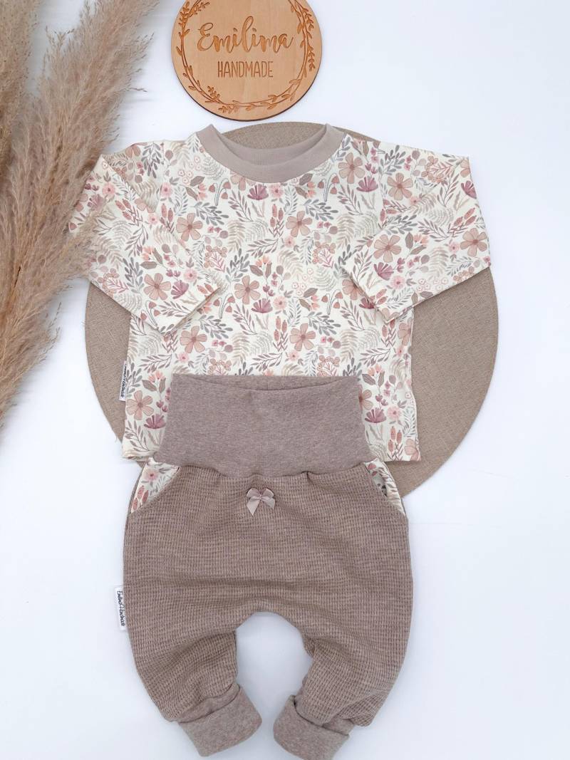Limitiertes Baby Set | Aus Baggypants & Langarmshirt in Pastell - Naturtönen Mit Süßen Details von EmilimaHandmade