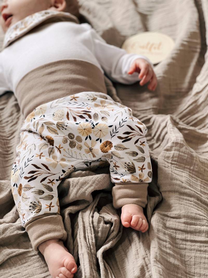 Pumphose Baggypants Baby Kleinkind Mädchen Sandblumen Weiß von EmilimaHandmade