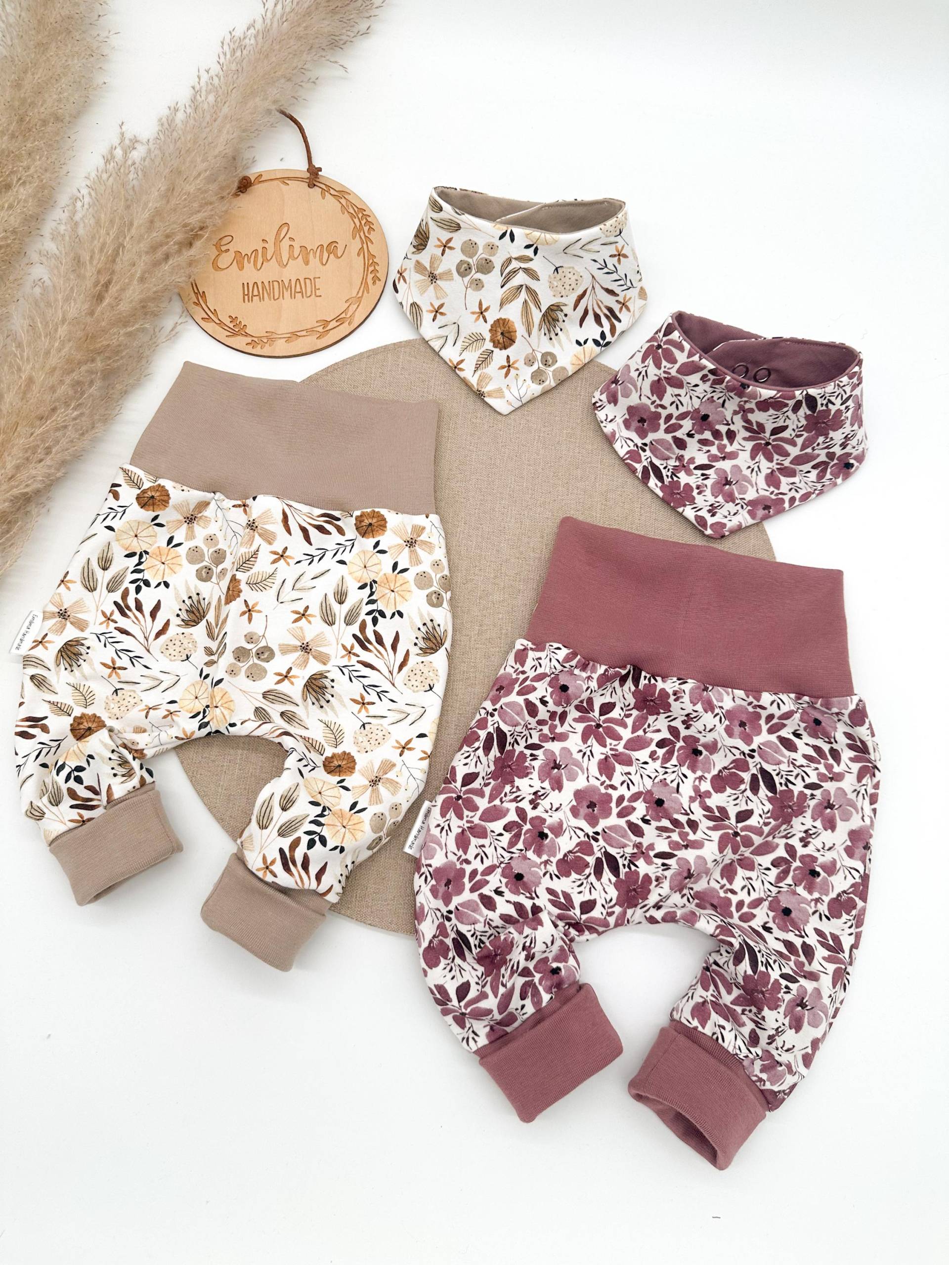 Set Pumphose Baby Jersey Halstuch Sandblumen Oder Mauve Blumen Set Pumphose Baby Jersey Halstuch Sandblumen Oder Mauve Blumen von EmilimaHandmade