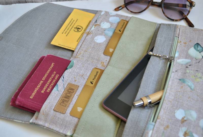 Reiseetui, Für Impfpässe Und Reisepässe, Eukalyptusprint, Zarte Farben, Natürlicher Look von Emilinchen