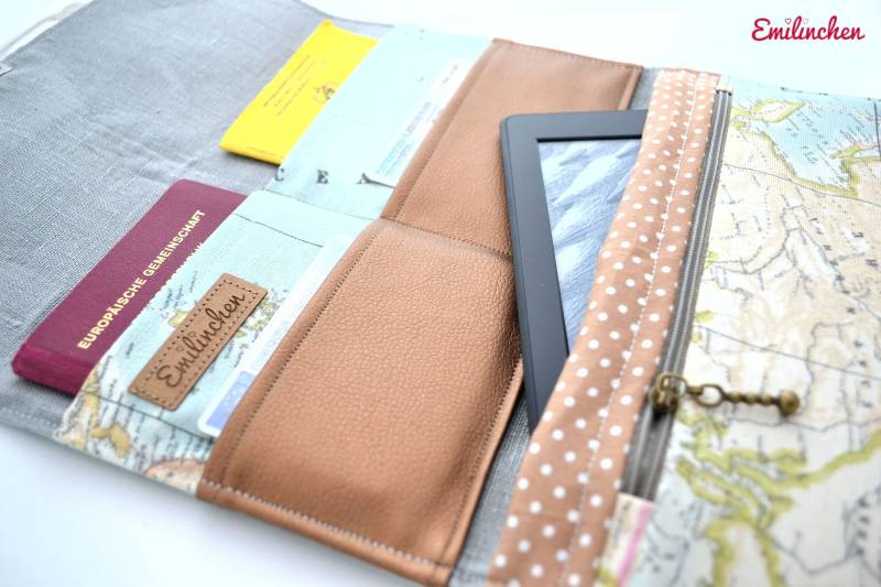 Wasserabweisendes Reiseetui Mit Kartenfach Aus Kunstleder in Bronze von Emilinchen