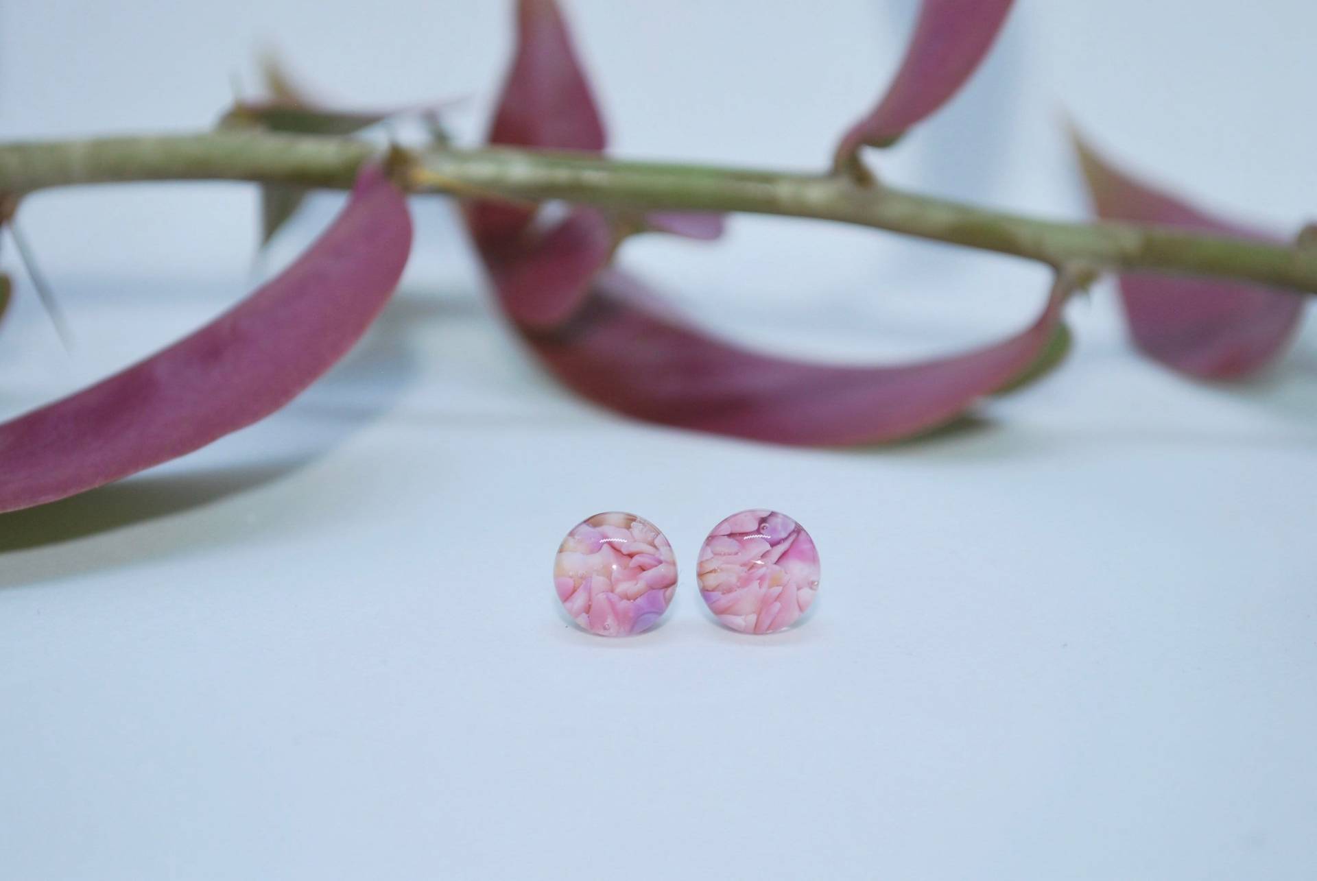 Handgemachte Glas Ohrstecker Mit Rosenmuster von EmilyJeanDesign