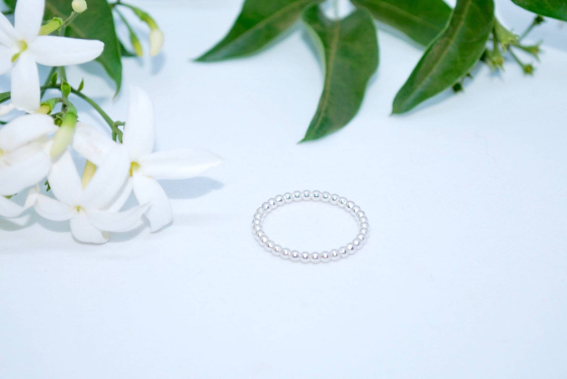 Petite Solid Handmade Sterling Silver Stackable Ring von EmilyJeanDesign