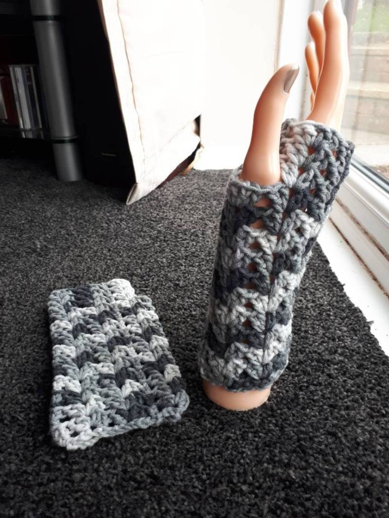 Handmade Gehäkelte Damen/Mädchen Handstulpen von EmilyLouCreations