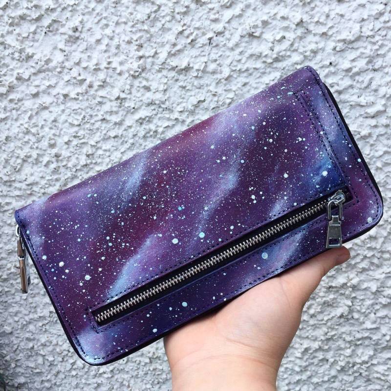 Handbemalte Maßgeschneiderte Galaxy/Space Damen Geldbörse Handbemalte Maßgeschneiderte Galaxy/Space Damen Geldbörse von EmilyWallArtwork