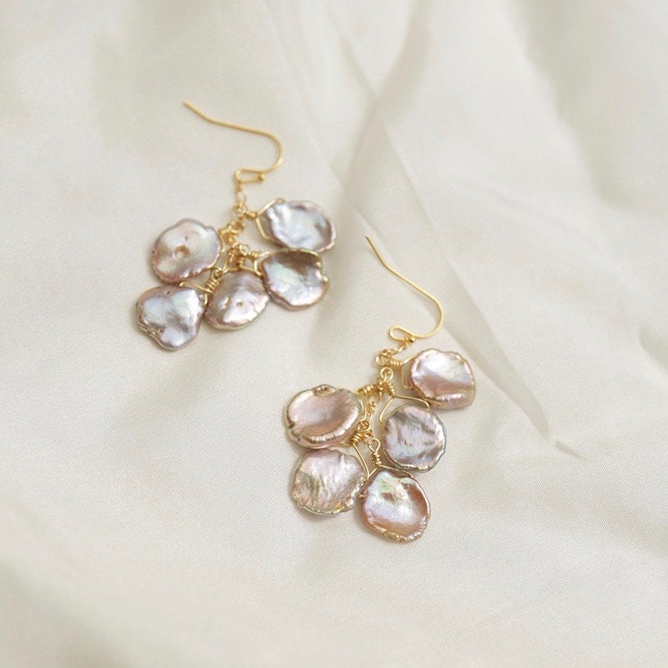 Perlenohrringe, Ohrringe, Keshi Perle Hochzeitsohrringe, Hochzeitsschmuck, Minimale Ohrringe von EmilyandElena
