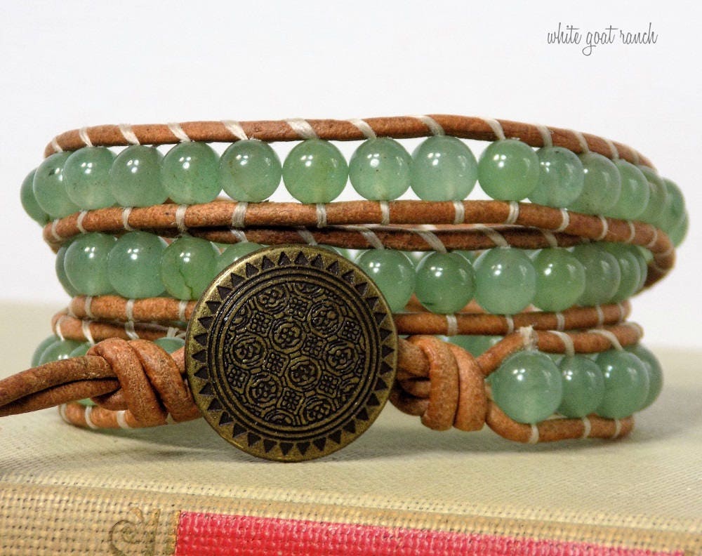 Edelstein Armband, Lederverpackung, Grüner Aventurin, Boho Schmuck, Naturleder, Metall Knopf, Stacking, Eclectic von Emilyandthedogs