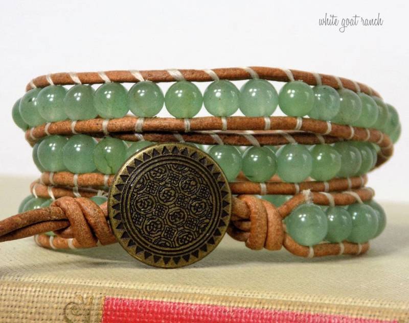 Edelstein Armband, Lederverpackung, Grüner Aventurin, Boho Schmuck, Naturleder, Metall Knopf, Stacking, Eclectic von Emilyandthedogs