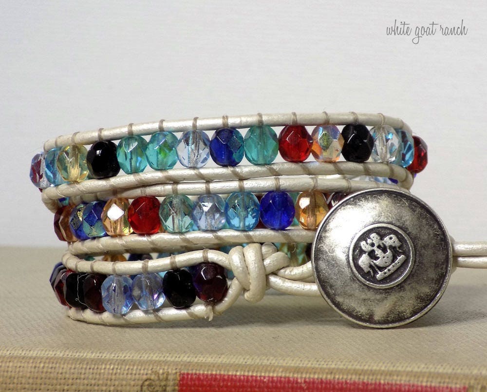 Lederarmband, Wickelarmband, Glasperlen Bunt, Perlen Weiß, Metallknopf von Emilyandthedogs