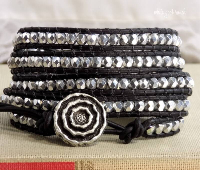 Perlen Wickelarmband, Schwarzes Lederarmband, Silberne Glasperlen, Boho Schmuck, Halloween, 5Fach Wickeln, Bling Armband, Gespiegelt von Emilyandthedogs
