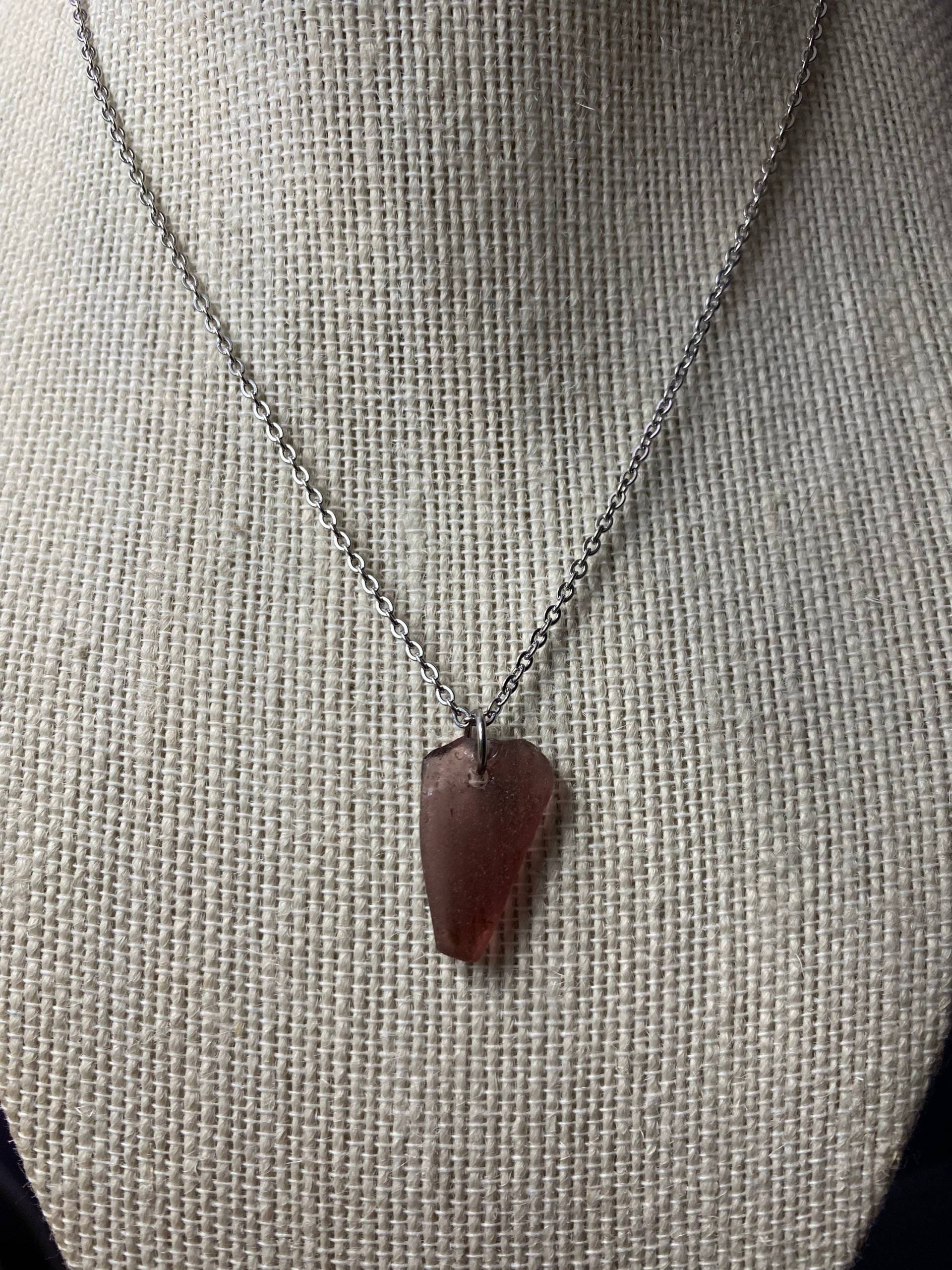 Seltene Kleine Lila Seeglas Anhänger Halskette Edelstahl Handgefertigt Mit Kleinem Fundstück in Maryland Seltene Kleine Lila Seeglas Anhänger Halskette Edelstahl Handgefertigt Mit Kleinem Fundstück in Maryland von EmilysCuriosityShop