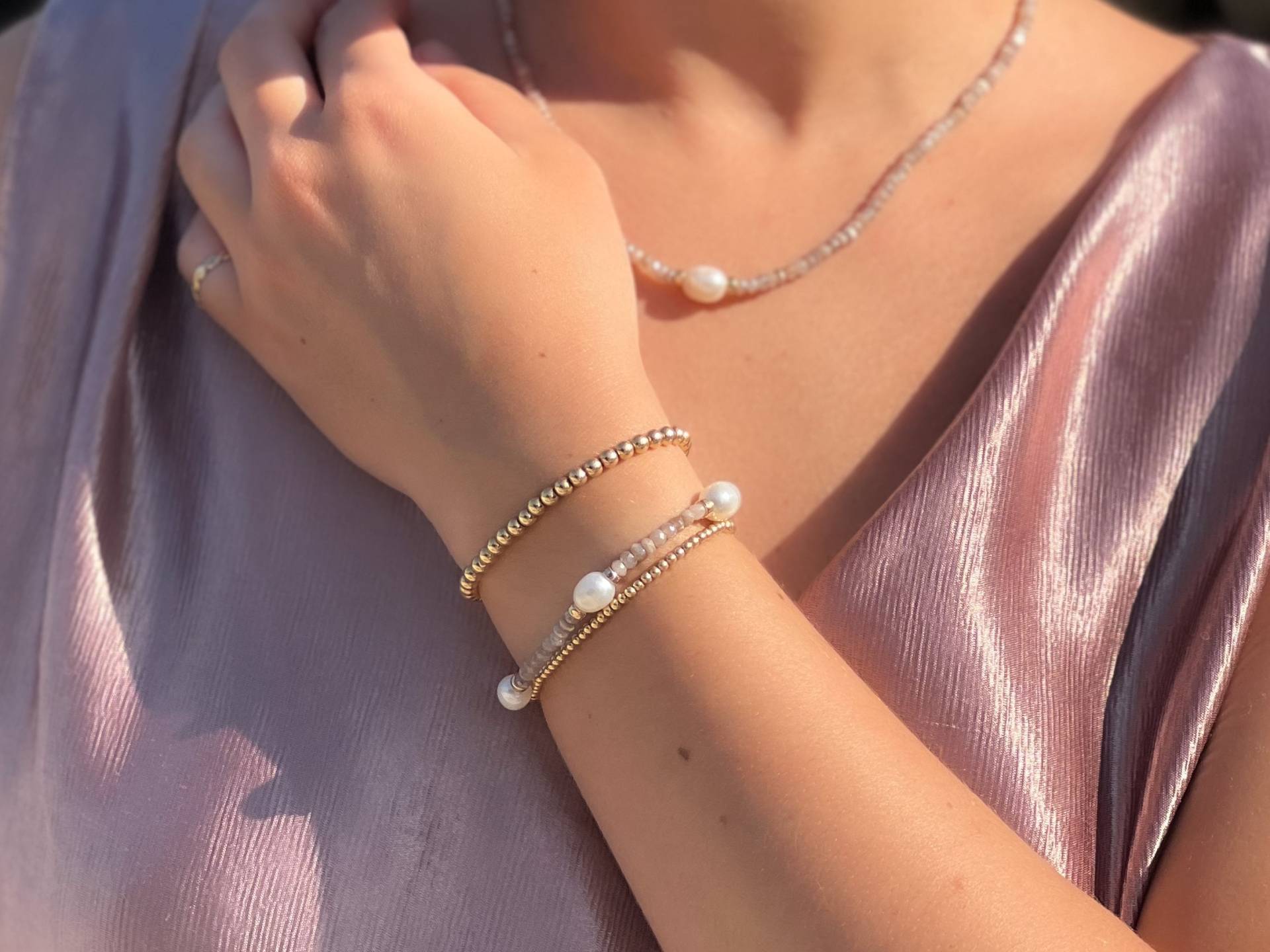 Mondstein Perle Station Armband 14K Gold Filled Akzente, Boho Edelstein Armband von EmkaJewelry