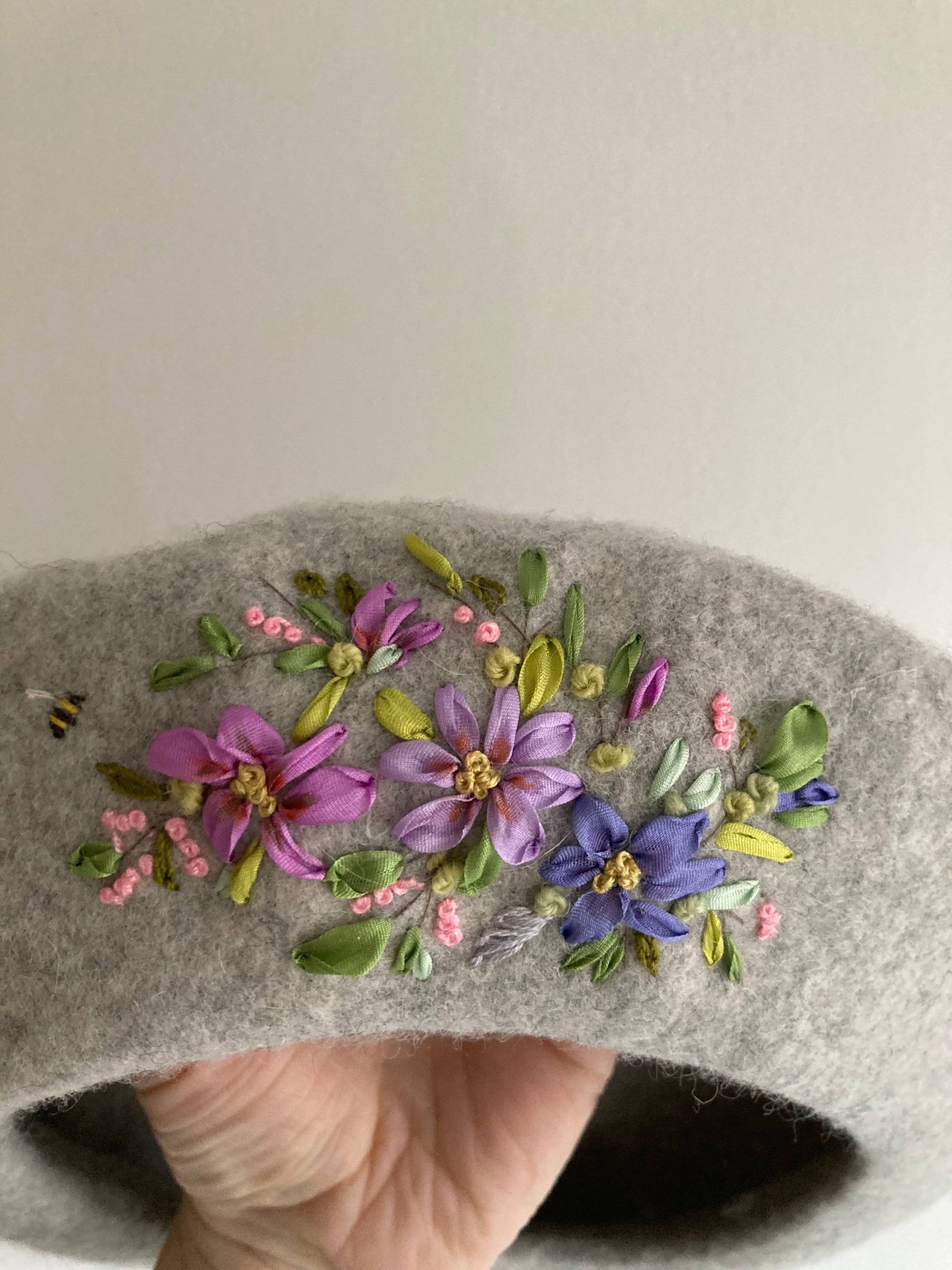 Echte Woll-Barett, Cottage-Kern-Stil Beret, Echte Seide, 100% Wolle Barett Mit Vintage-Stil Stickerei | Wählen Sie Design Und Baskenmützenfarbe von EmmaAstleEmbroidery