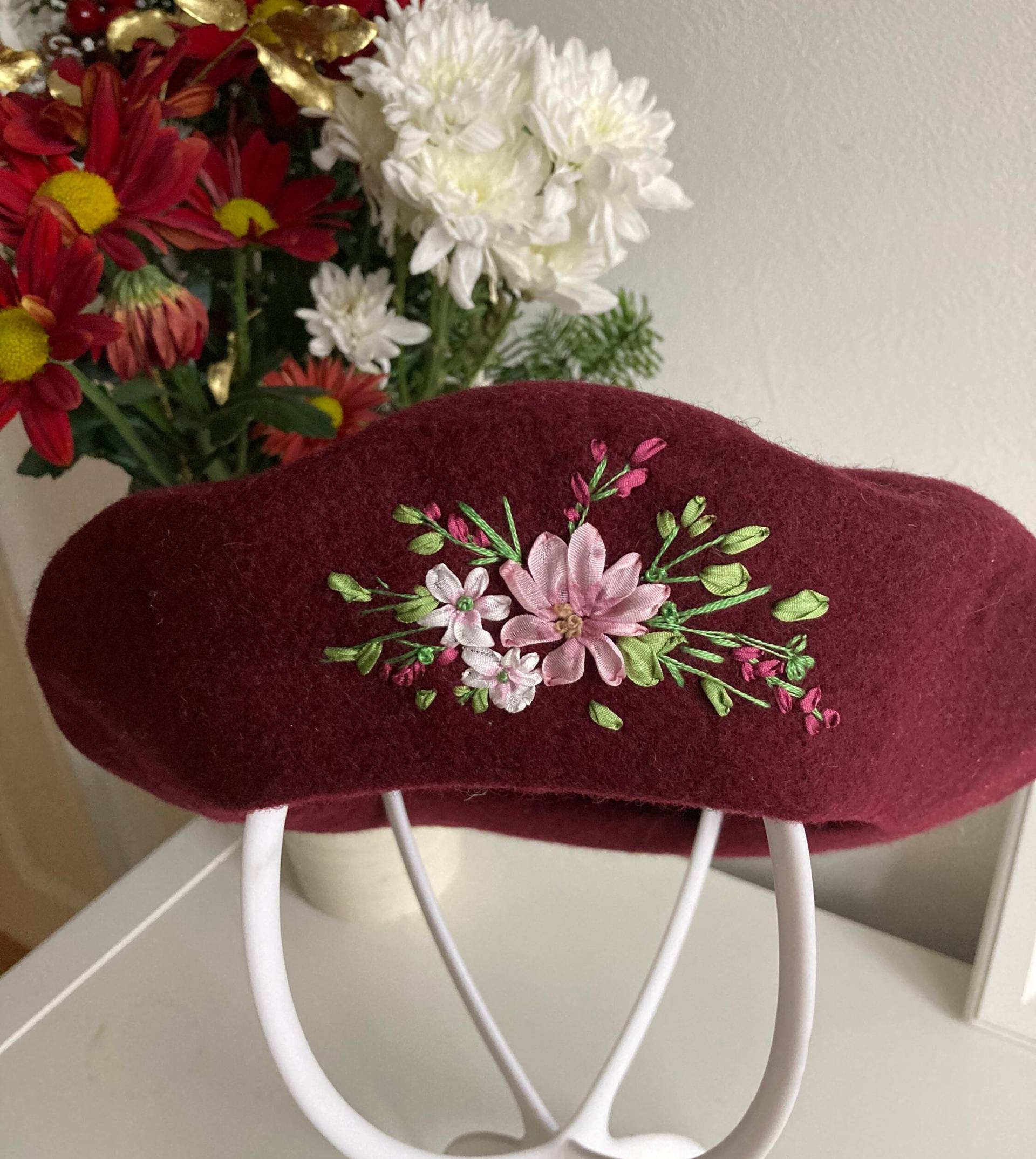 Handbestickte Baskenmütze, Seidenband Blumen, Baskenmütze 100% Wolle Mit Reiner Seide, Stickerei Im Vintage-Stil | Wählen Sie Baretfarbe von EmmaAstleEmbroidery