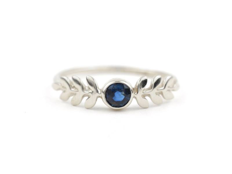 Blatt Ring Sapphire Blau Weiß | Abschluss Lorbeerkranz 14K Gold Oder Silber Saphir Edelstein Verlobungs-Mütter-Geburtsstein Blatt Ring Sapphire Blau Weiß | Abschluss Lorbeerkranz 14K Gold Oder Silber Saphir Edelstein Verlobungs-Mütter-Geburtsstein von EmmaBrookeJewelry
