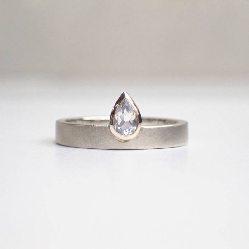 Birne Regenbogen Mondstein Silber Und Gold Stapelring von EmmaElizabethWatson