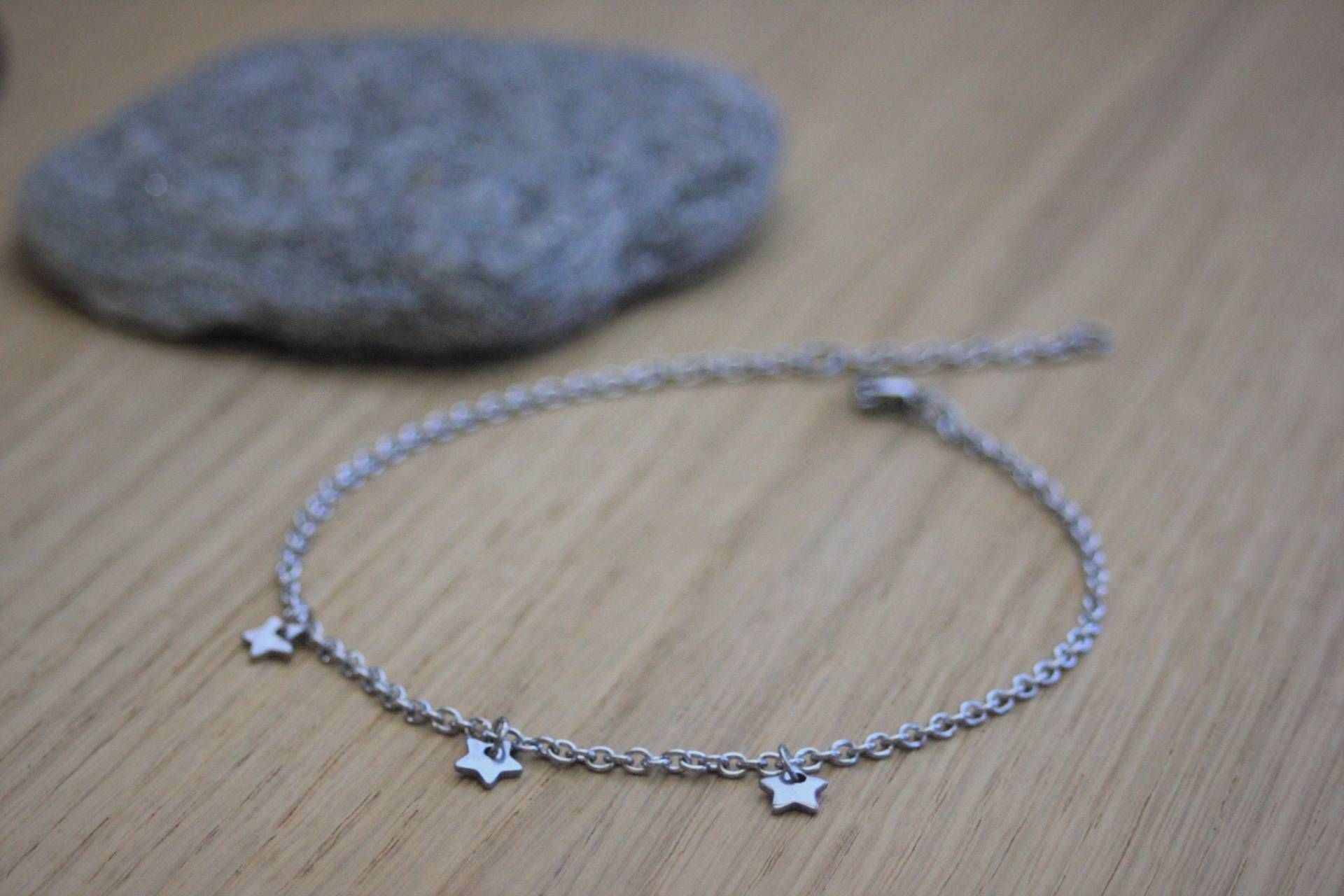 Armband Dübelkette 3 Kleine Sterne Aus Edelstahl Armband Dübelkette 3 Kleine Sterne Aus Edelstahl von EmmaFashionStyle