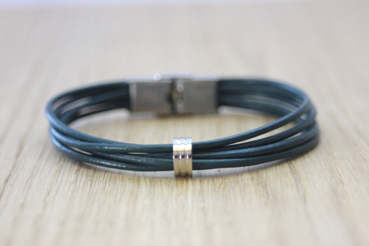 Herrenarmband Aus Benzinblauem Leder Und Stahlperle Mit Edelstahlverschluss - Herrenschmuck Herrenarmband Aus Benzinblauem Leder Und Stahlperle Mit Edelstahlverschluss - Herrenschmuck von EmmaFashionStyle