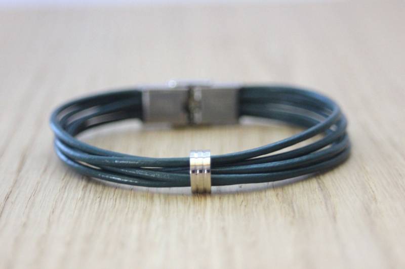 Herrenarmband Aus Benzinblauem Leder Und Stahlperle Mit Edelstahlverschluss - Herrenschmuck Herrenarmband Aus Benzinblauem Leder Und Stahlperle Mit Edelstahlverschluss - Herrenschmuck von EmmaFashionStyle